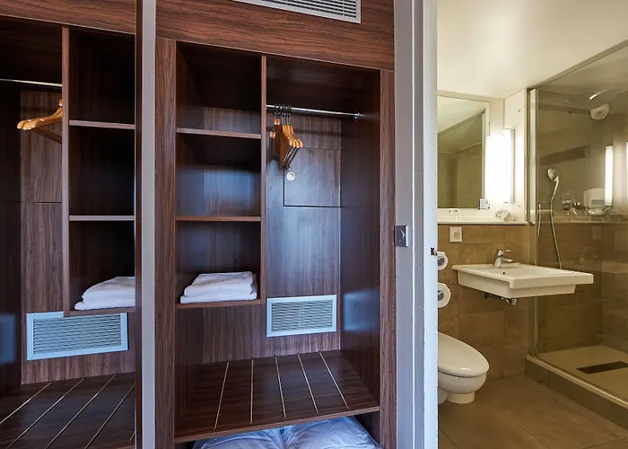 Kyriad Bordeaux - Aeroport Hotel Mérignac